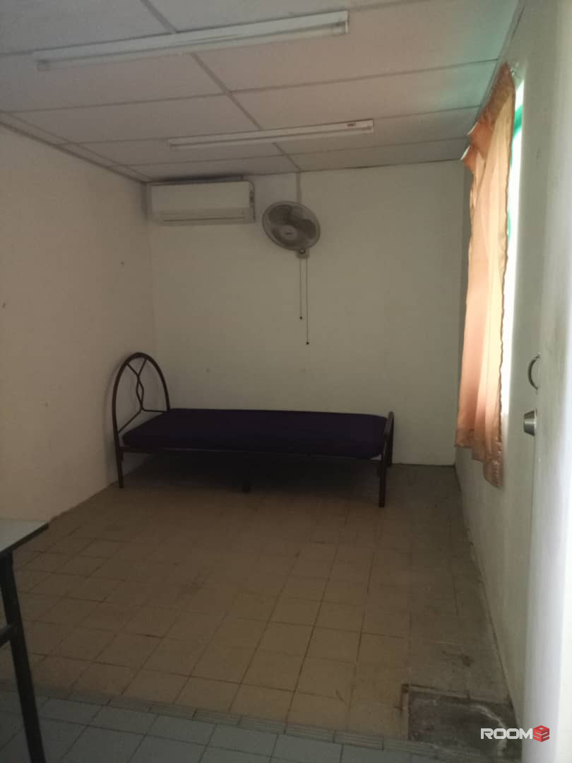 👻🤖Bandar Utama Middle Spacious Room - Aircond + Window👻🤖