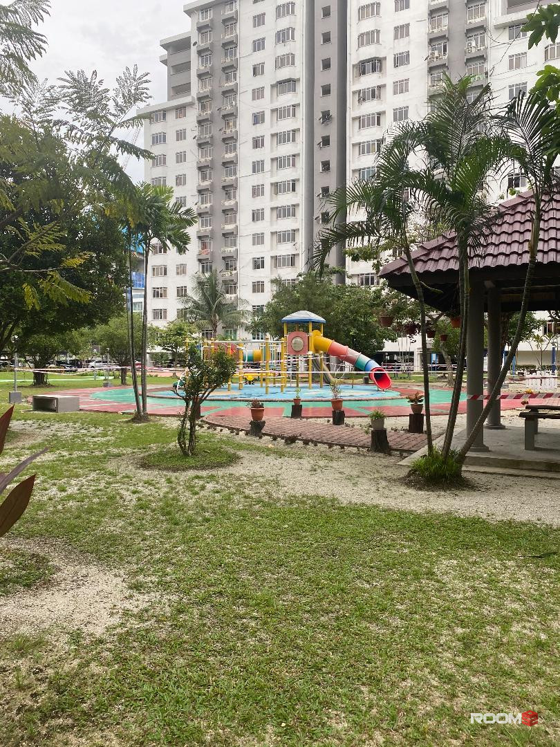 KELANA PUTERI CONDO – middle room (RM480)