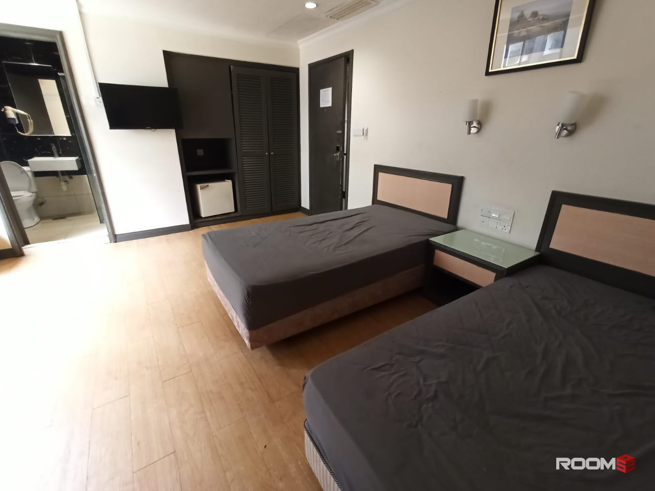 Cheap Deluxe Master Room Near Jalan Alor & MRT Station at Bukit Bintang, KL City Centre