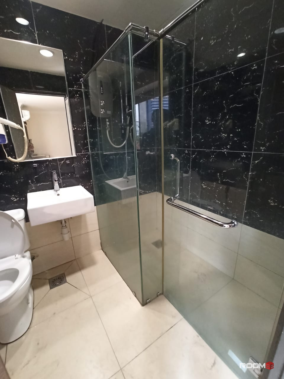 Cheap Deluxe Master Room Near Jalan Alor & MRT Station at Bukit Bintang, KL City Centre
