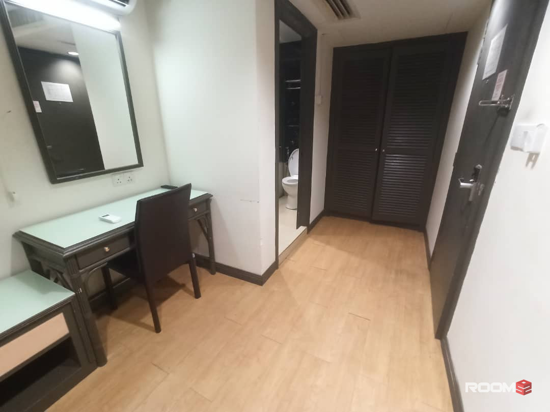 Cheap Deluxe Master Room Near Jalan Alor & MRT Station at Bukit Bintang, KL City Centre