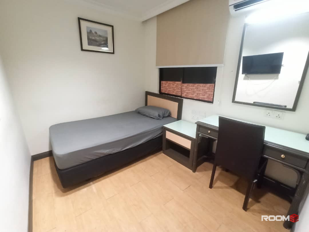 Cheap Deluxe Master Room Near Jalan Alor & MRT Station at Bukit Bintang, KL City Centre