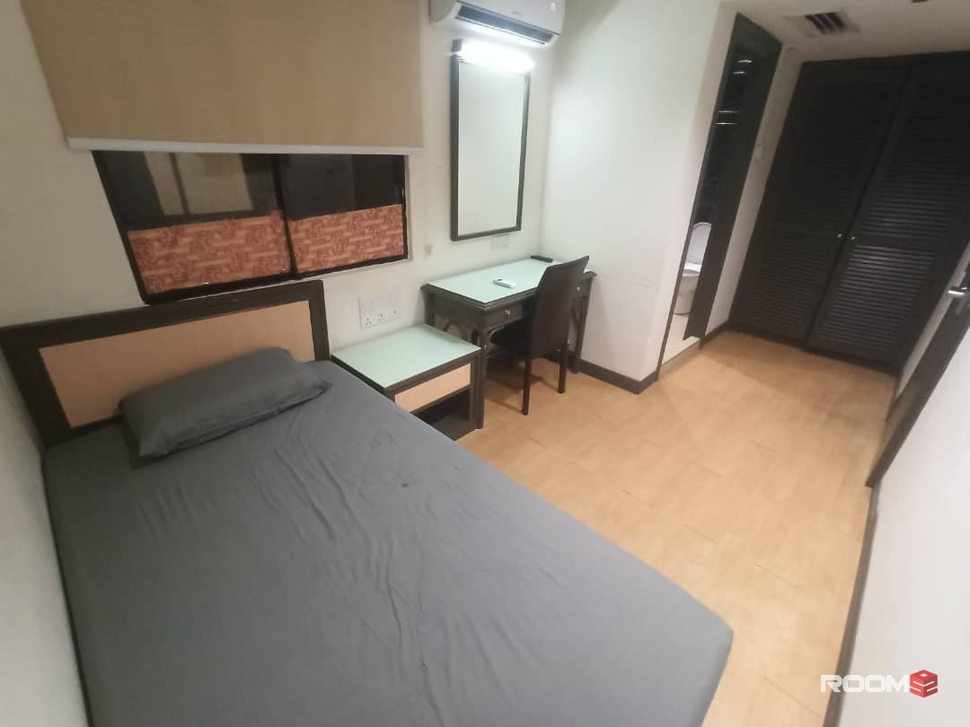 Cheap Deluxe Master Room Near Jalan Alor & MRT Station at Bukit Bintang, KL City Centre