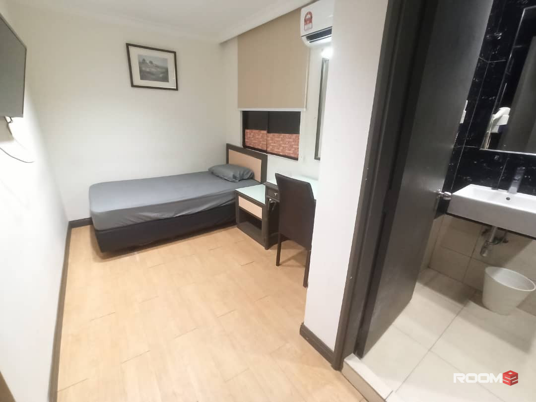 Cheap Deluxe Master Room Near Jalan Alor & MRT Station at Bukit Bintang, KL City Centre