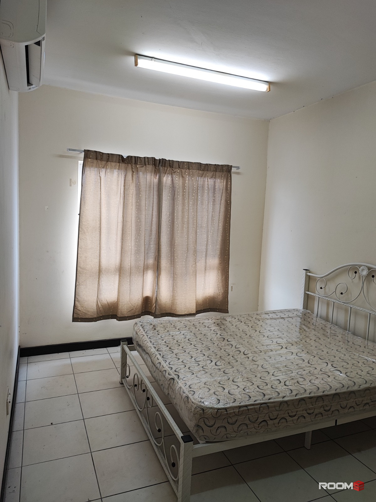 Middle room for rent at cova villa, kota damansara