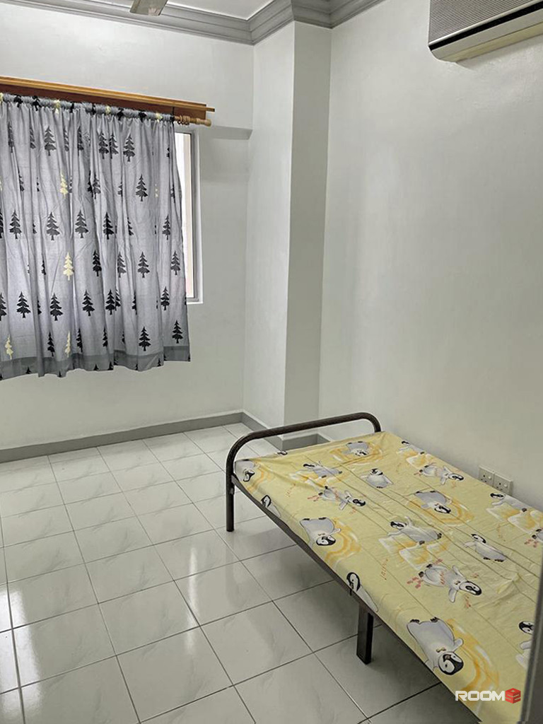 Middle Room to Rent 3mins to LRT Station (Ladies Friendly)