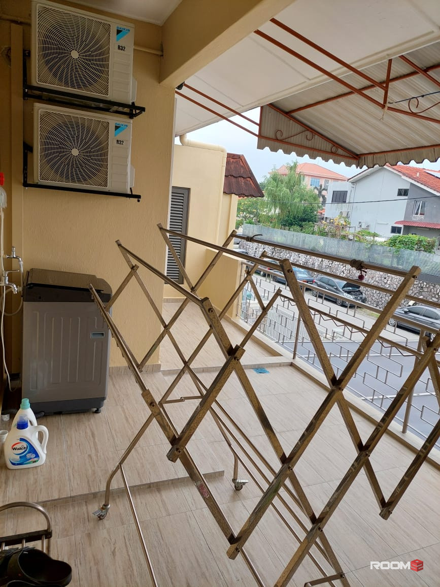 New renovated Middle Rooms, Fully Furnished, walk to LRT Taman Paramount station