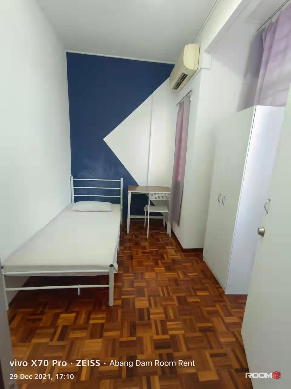 [Zero Deposit] Middle Room Attach Sharing bathroom/ 5 mins driving distance to Setia City Mall & Top Gloves