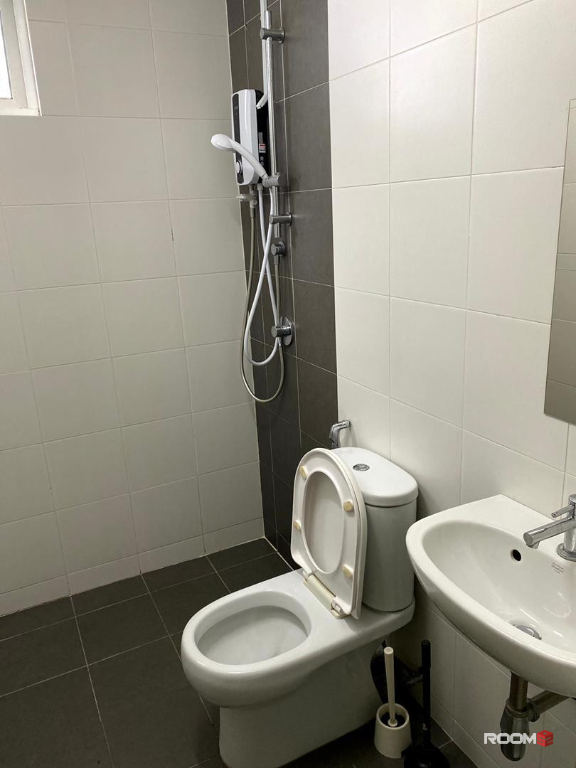 PACIFIC PLACE/MASTER ROOM/FEMALE ROOM/FULLY FURNISHED/LRT STATION