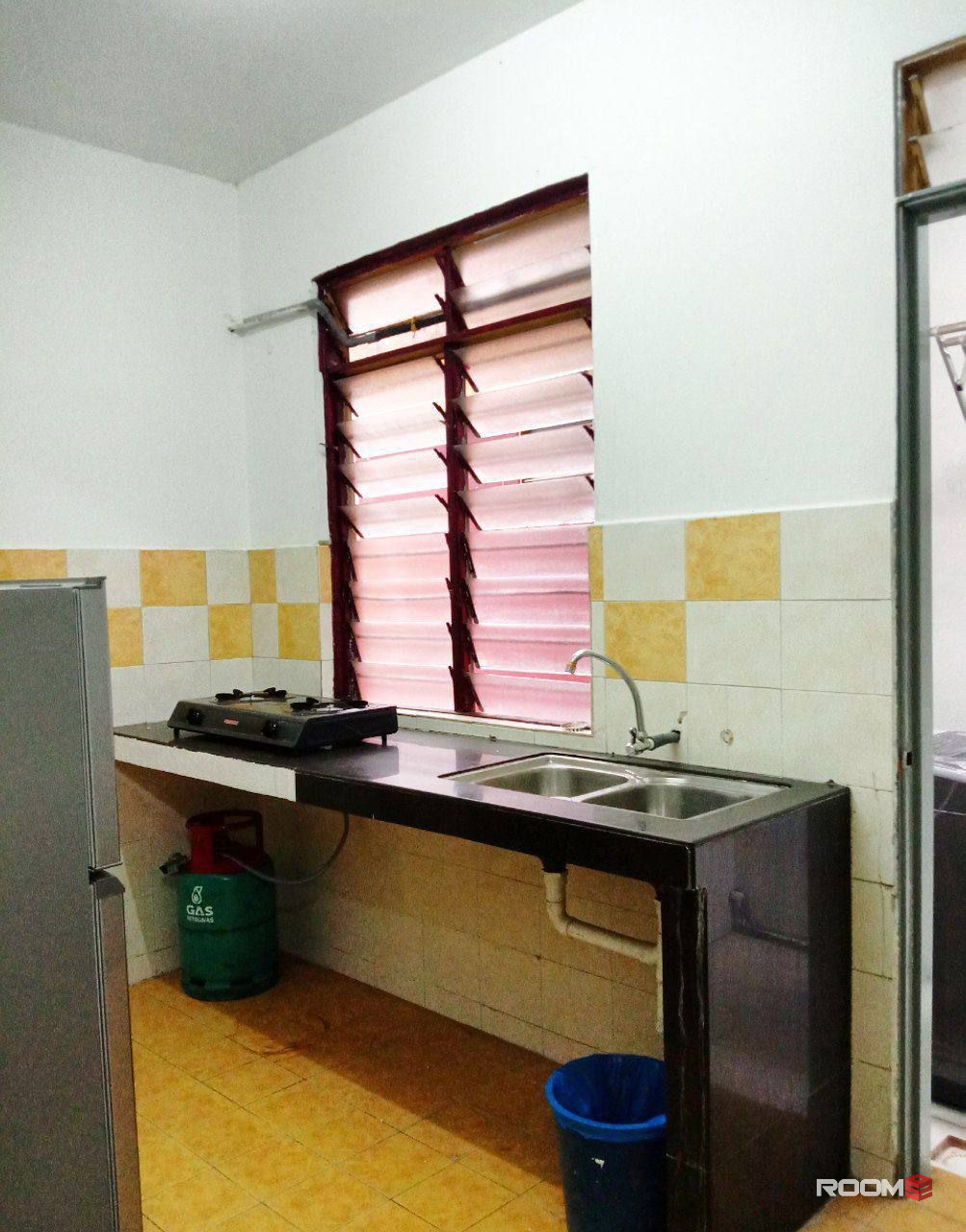 Middle Room, Mentari Court, Blok B, Bandar Sunway