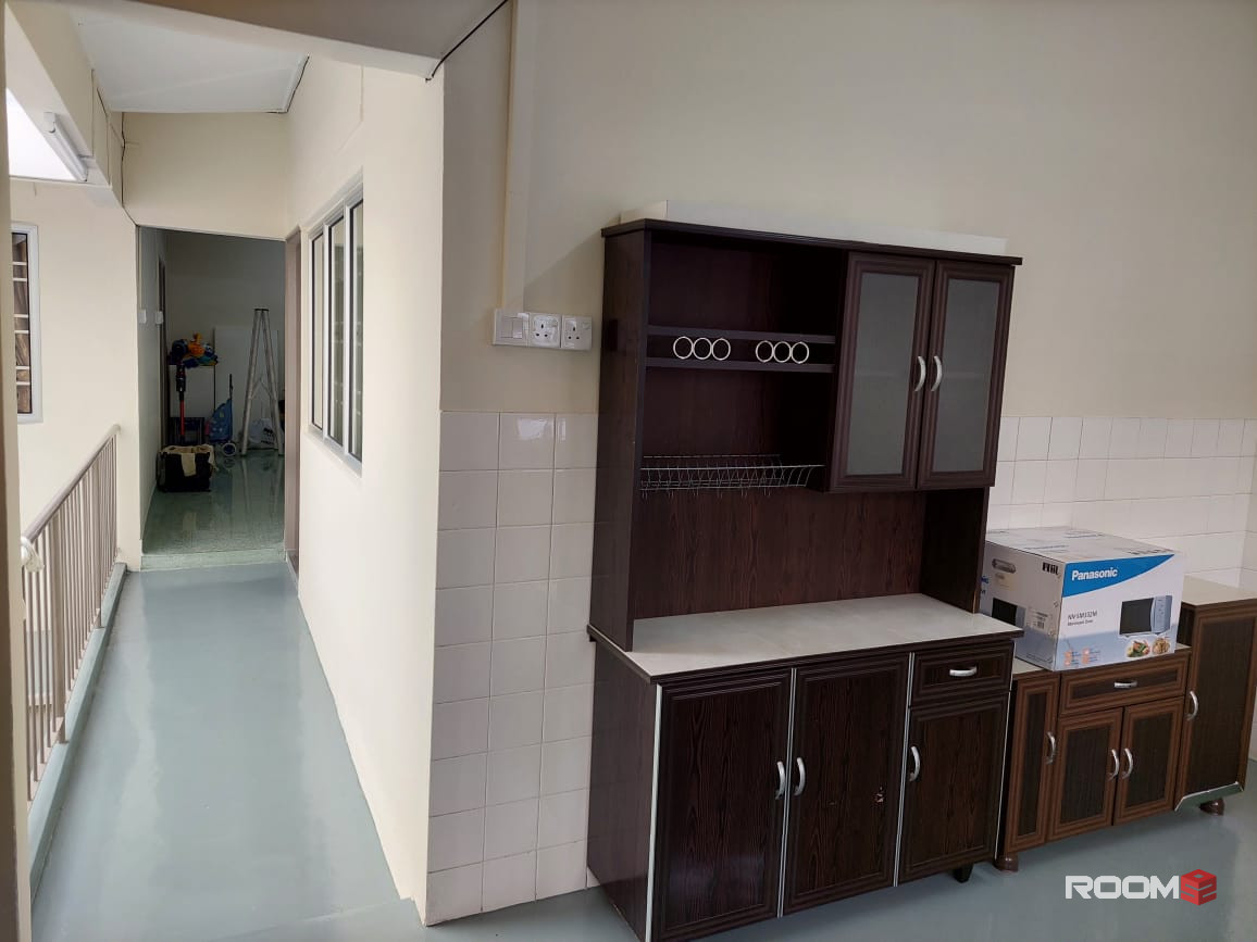 New renovated Middle Rooms, Fully Furnished, walk to LRT Taman Paramount station