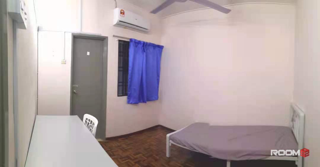 [Zero Deposit] Middle Room Attach Sharing bathroom/ 5 mins driving distance to Setia City Mall & Top Gloves