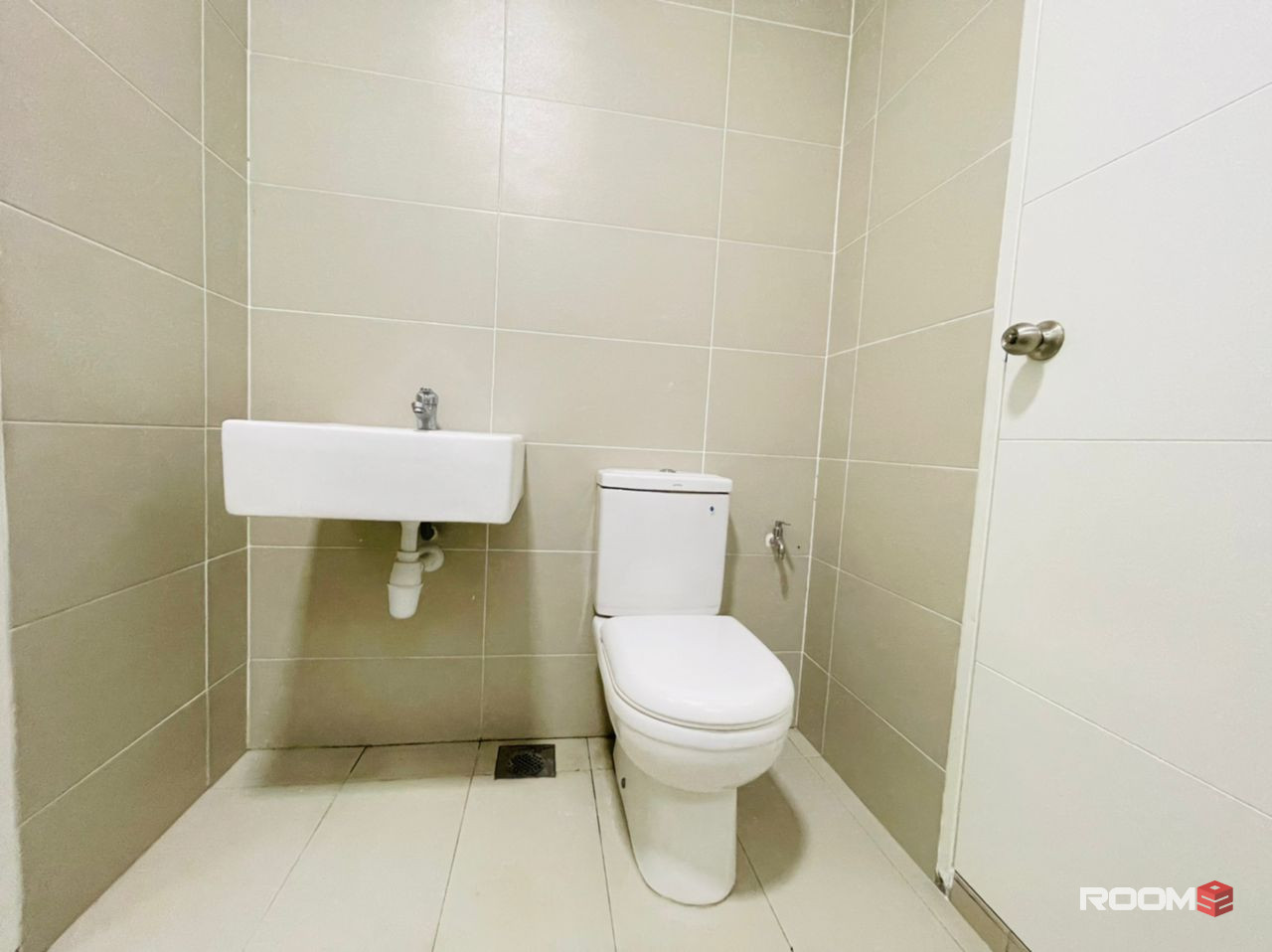MEDIUM ROOM AT SENDAYAN, BILIK SEWA SURIAMAN 2 {FREE UTILITY} AEON, MYDIN, KPJ (AREA, OFFER, UNIT, LANDMARK)