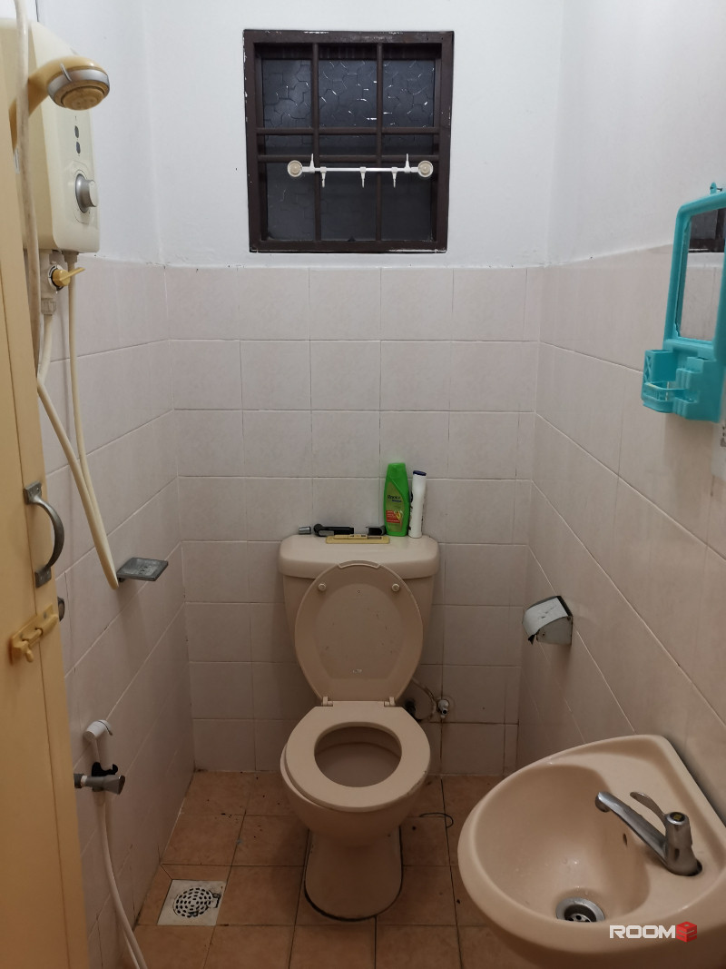 Middle Room Attached Bathroom in BU12, Bandar Utama Near Tropicana, Kayu Ara with No Deposit