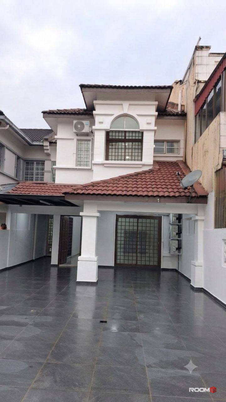 Bukit Indah Bilik Untuk Disewa! Hanya 100M ke Stesen Bas CW6!  Ke Tuas, Jurong, Boon Lay Senang saja!!!