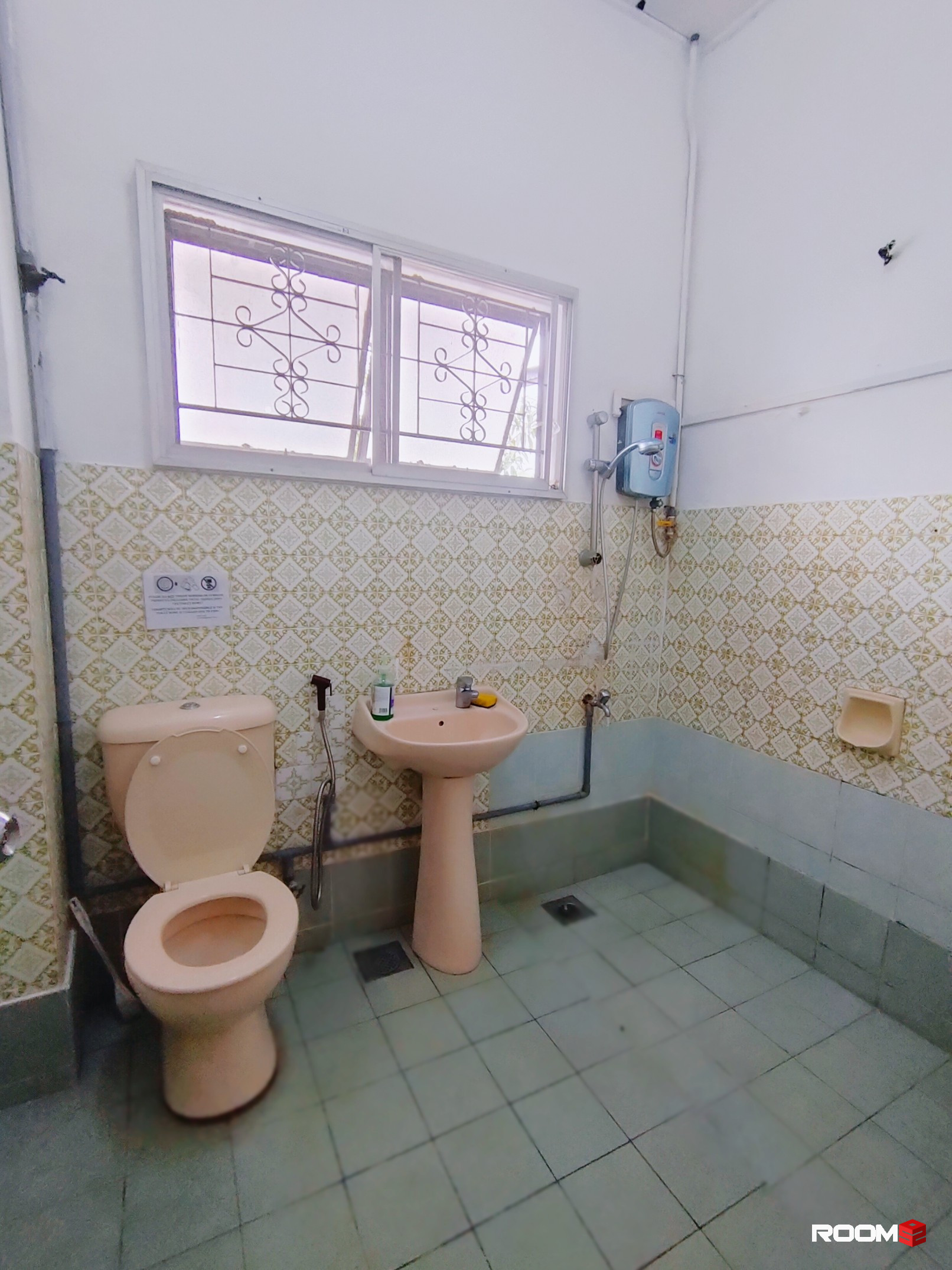 Middle Room with attached Bathroom 📍walking distance to LRT Kelana Jaya 🔥