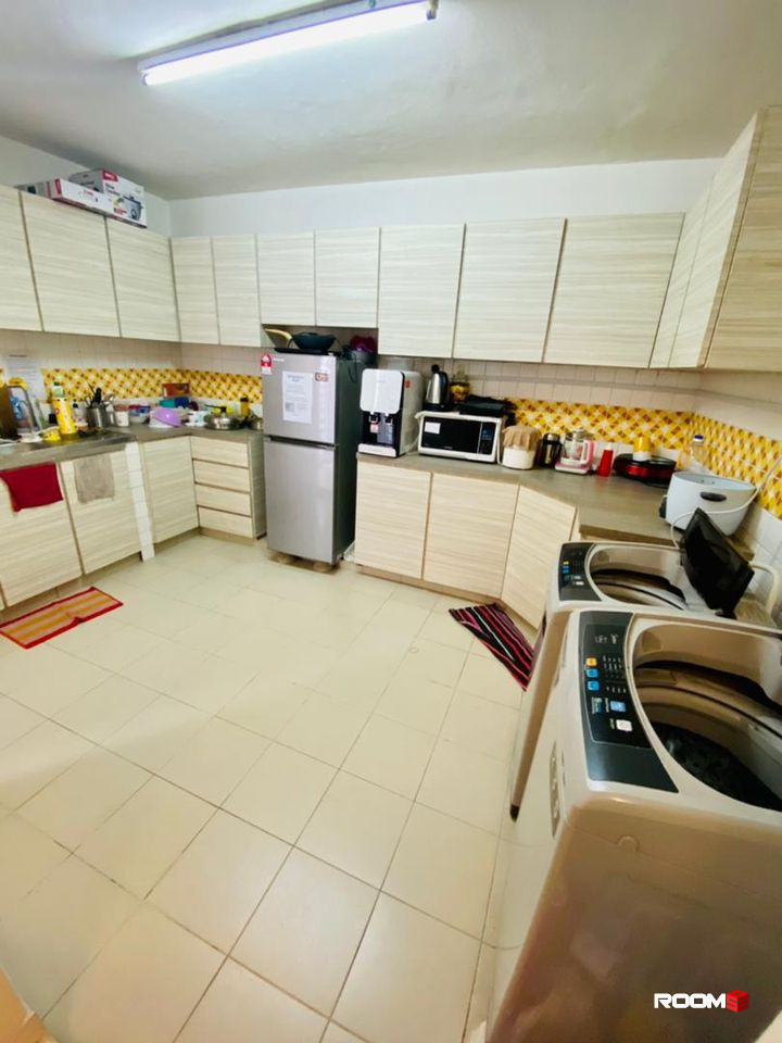 Just a walk to Starling Mall 📍 Single Room Rent in Damansara Utama, Petaling Jaya