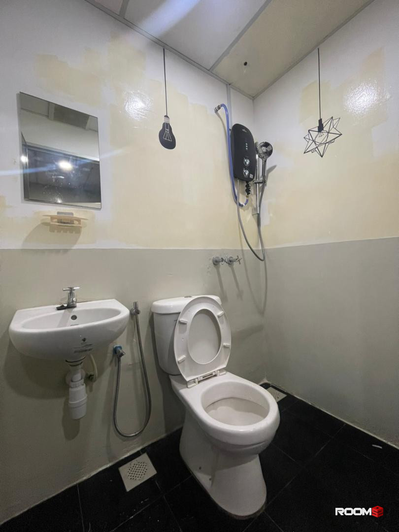 🚶‍♂️ Walking Distance to INTI College & LRT Station. Middle Room Rent in SS15, Subang Jaya 🏫🚇