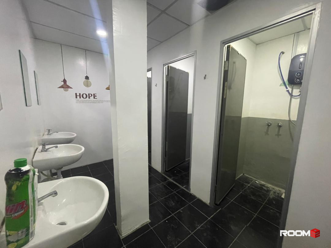 Walking Distance to INTI College & LRT Station. Middle Room Rent in SS15, Subang Jaya