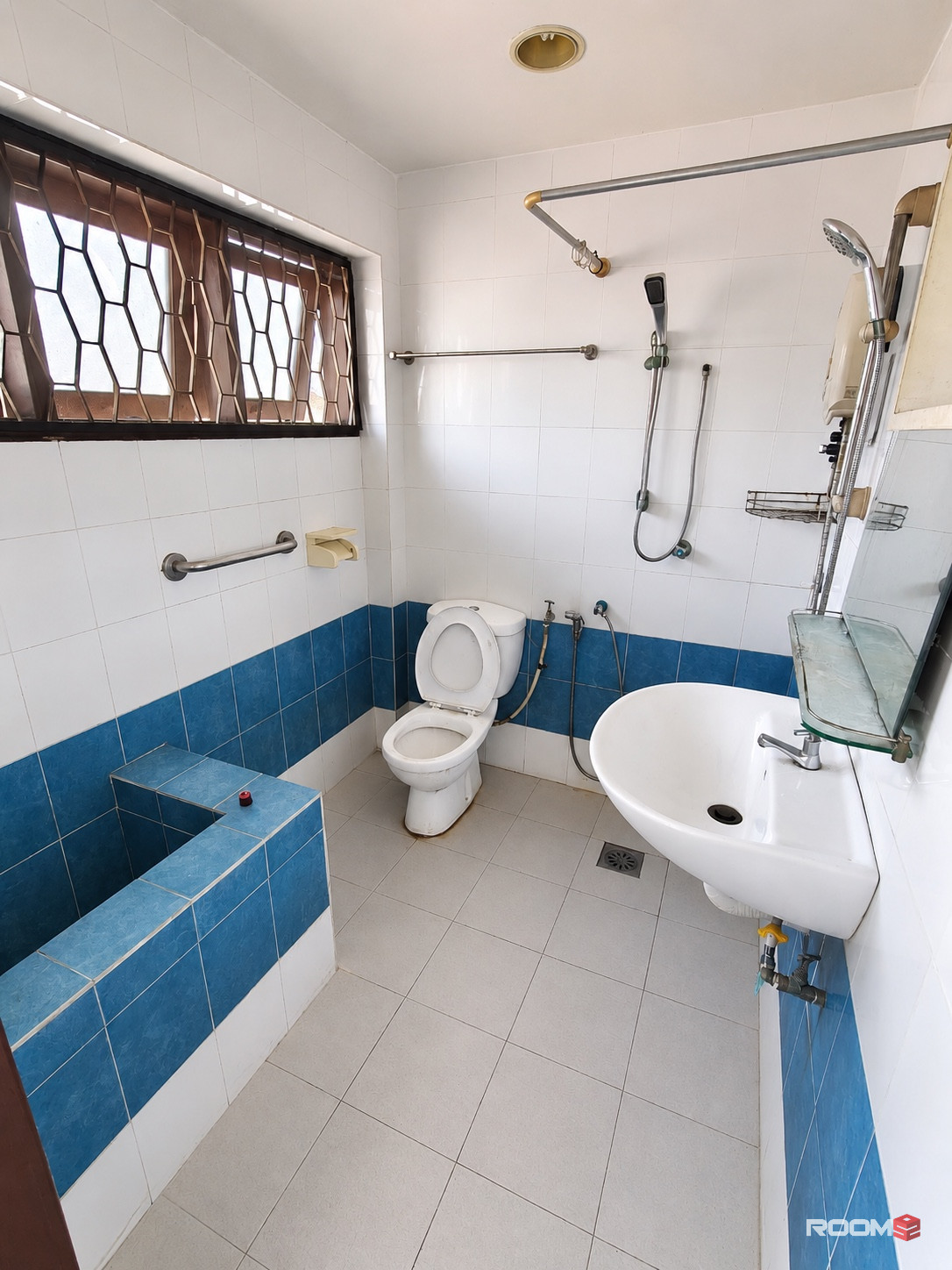 🏃🏻 350m to Taman Bahagia LRT 🚆 | Medium Room with Private Bathroom 🚿