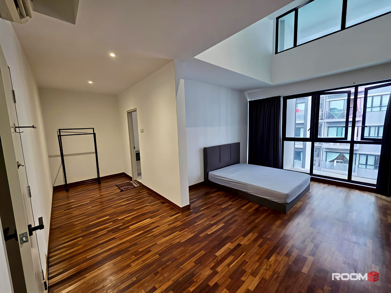 ✨ Zero Deposit Female Master Room | 🏃🏻 Walk to Central i-City Mall 🛒