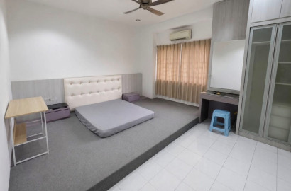🏡 Spacious Master Room with Private Bathroom @ Bukit Rimau | 🚗 3 Mins To Columbia Asia Hospital 🏥