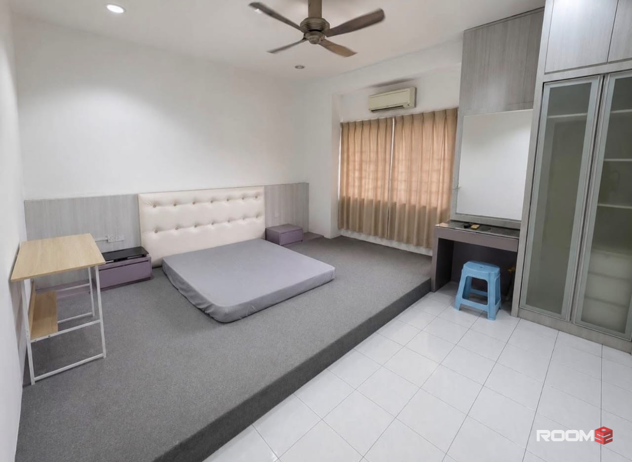 🏡 Spacious Master Room with Private Bathroom @ Bukit Rimau | 🚗 3 Mins To Columbia Asia Hospital 🏥