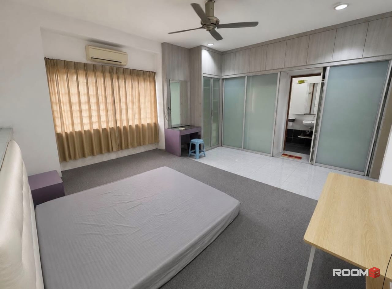 🏡 Spacious Master Room with Private Bathroom @ Bukit Rimau | 🚗 3 Mins To Columbia Asia Hospital 🏥