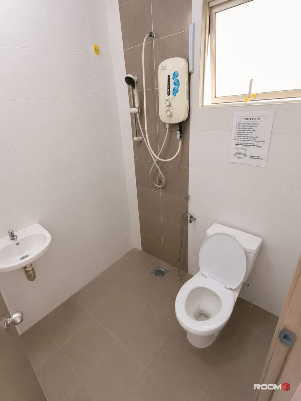 🏡 Spacious Medium Room For Rent @ Taman Sri Jaromas ❤️ | 🚗 3 Mins To Econsave Jenjarom 🛍️