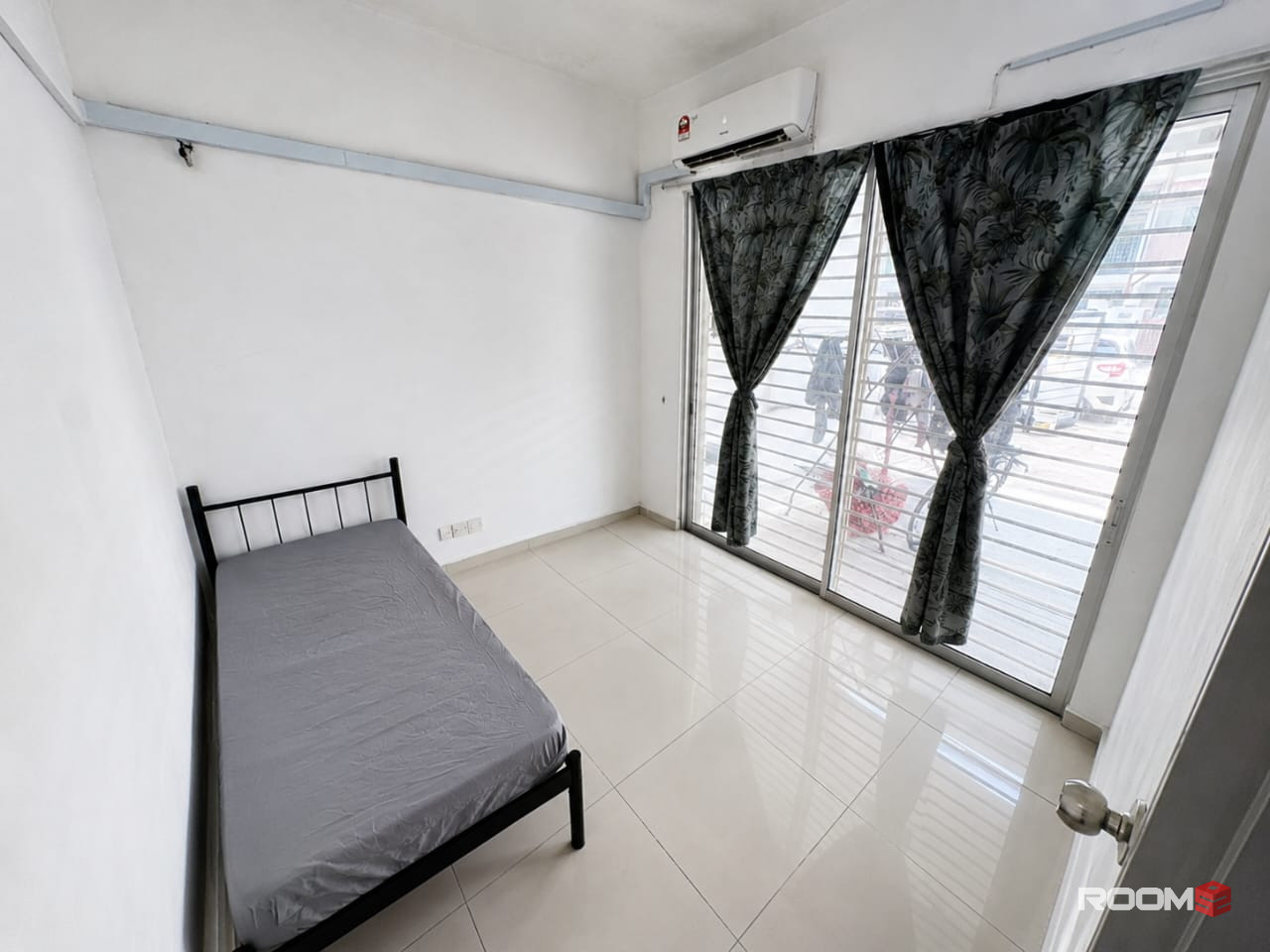 🚗 Cozy Room Near GM Klang & AEON Mall Bukit Tinggi 🛒🛍️ | Bright Room with Natural Lighting ☀️ | Aircond + Free WiFi