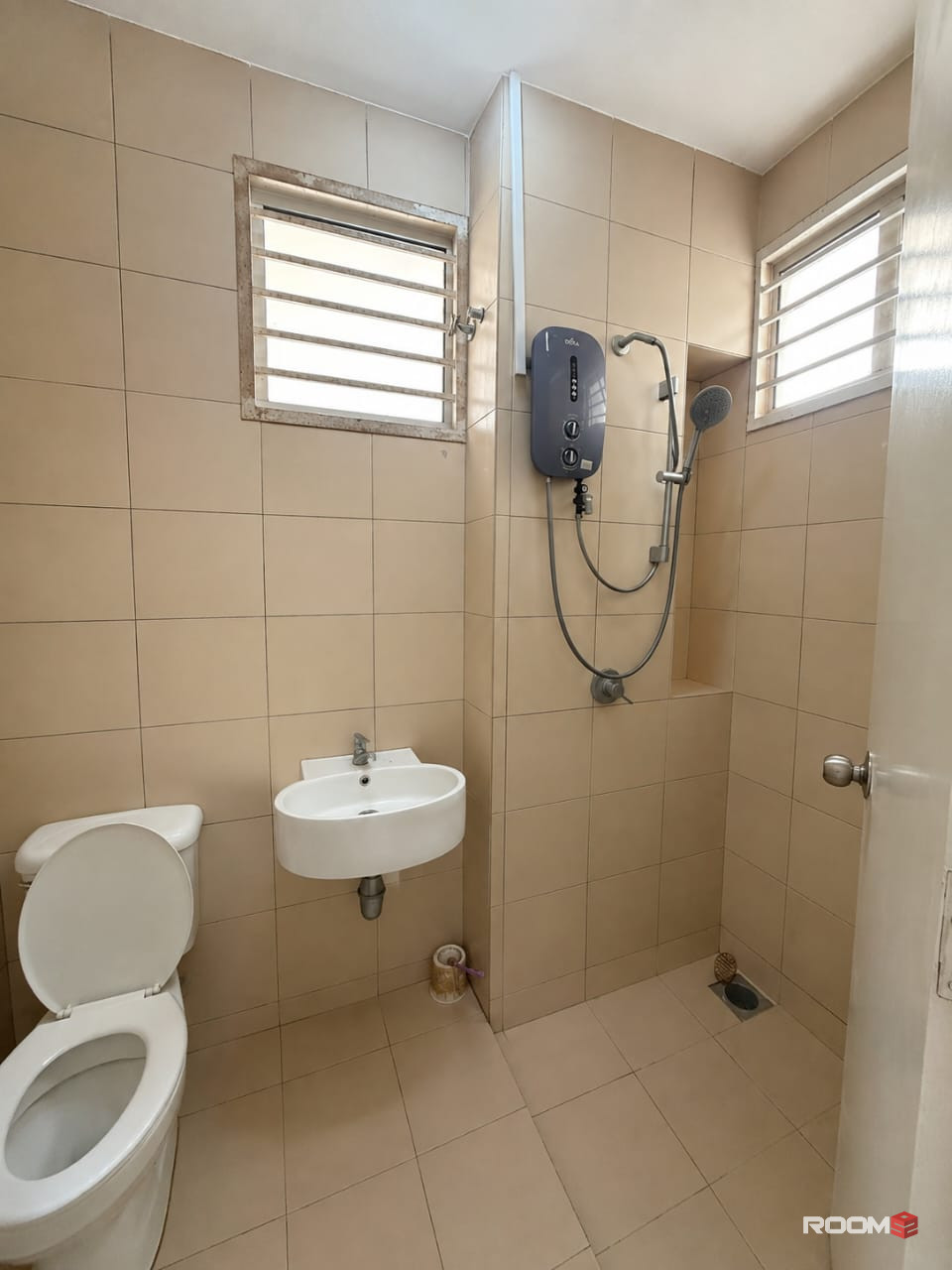 🚗 Cozy Room Near GM Klang & AEON Mall Bukit Tinggi 🛒🛍️ | Bright Room with Natural Lighting ☀️ | Aircond + Free WiFi
