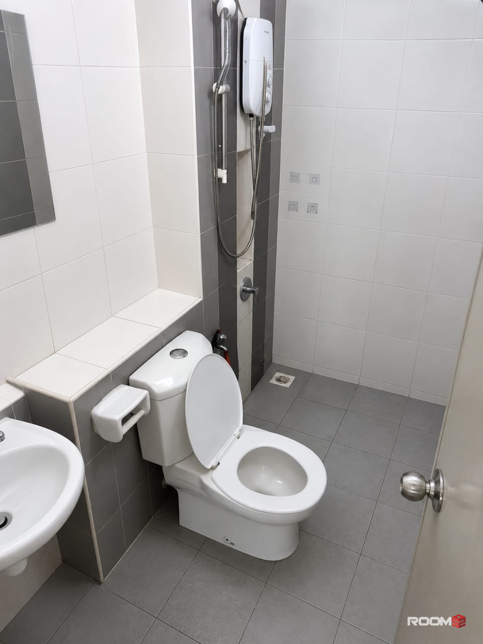 🏡 Medium Room With Private Bathroom 🚿 | 🚗 Near Setia City Mall & Lotus Setia Alam 🛒🛍️