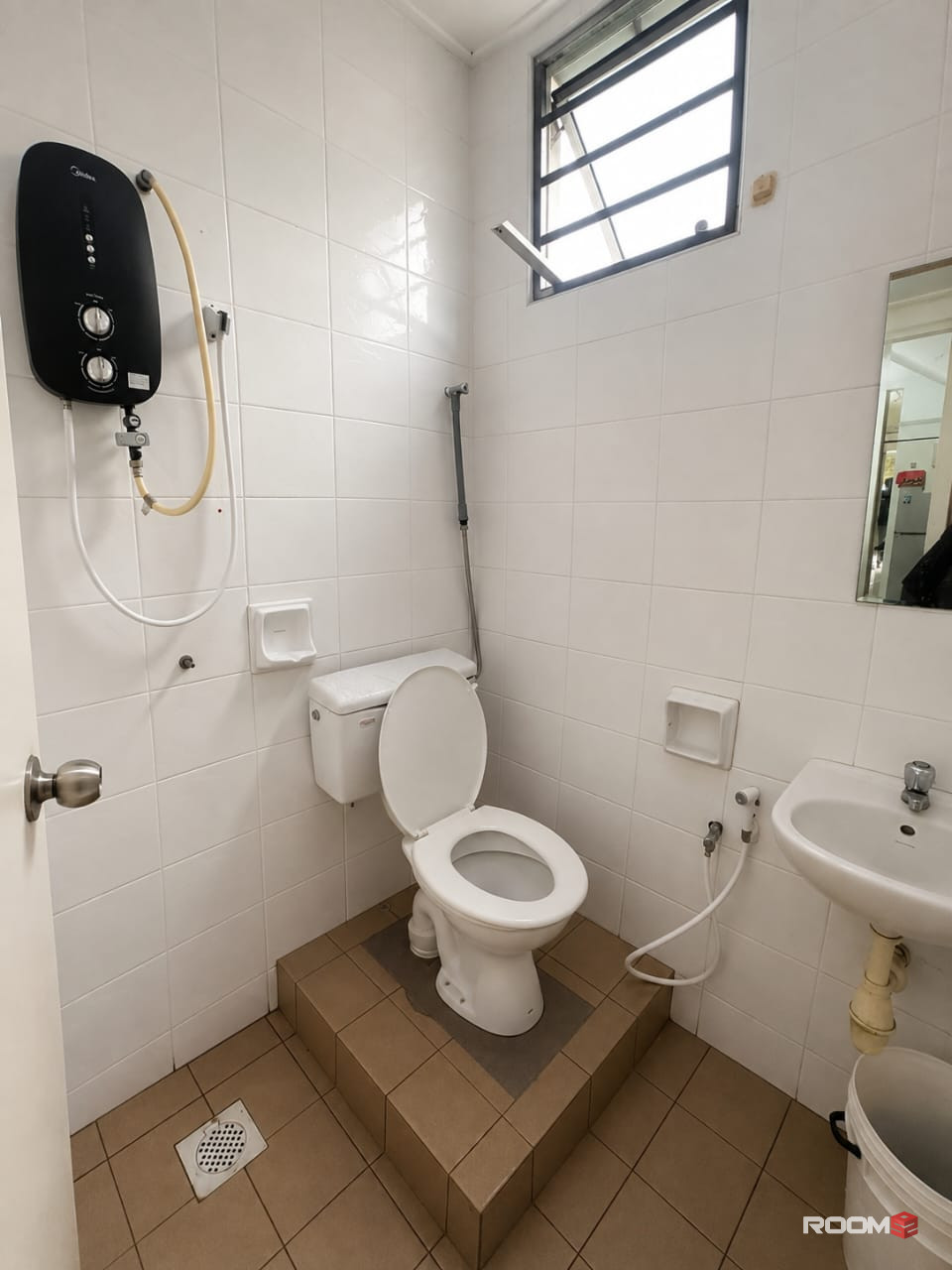 🚗 4 Mins To Lotus's Setia Alam 🛍️ | Near MR.DIY & Setia City Mall 🌳 | Medium Room With Window + Aircond ❄️