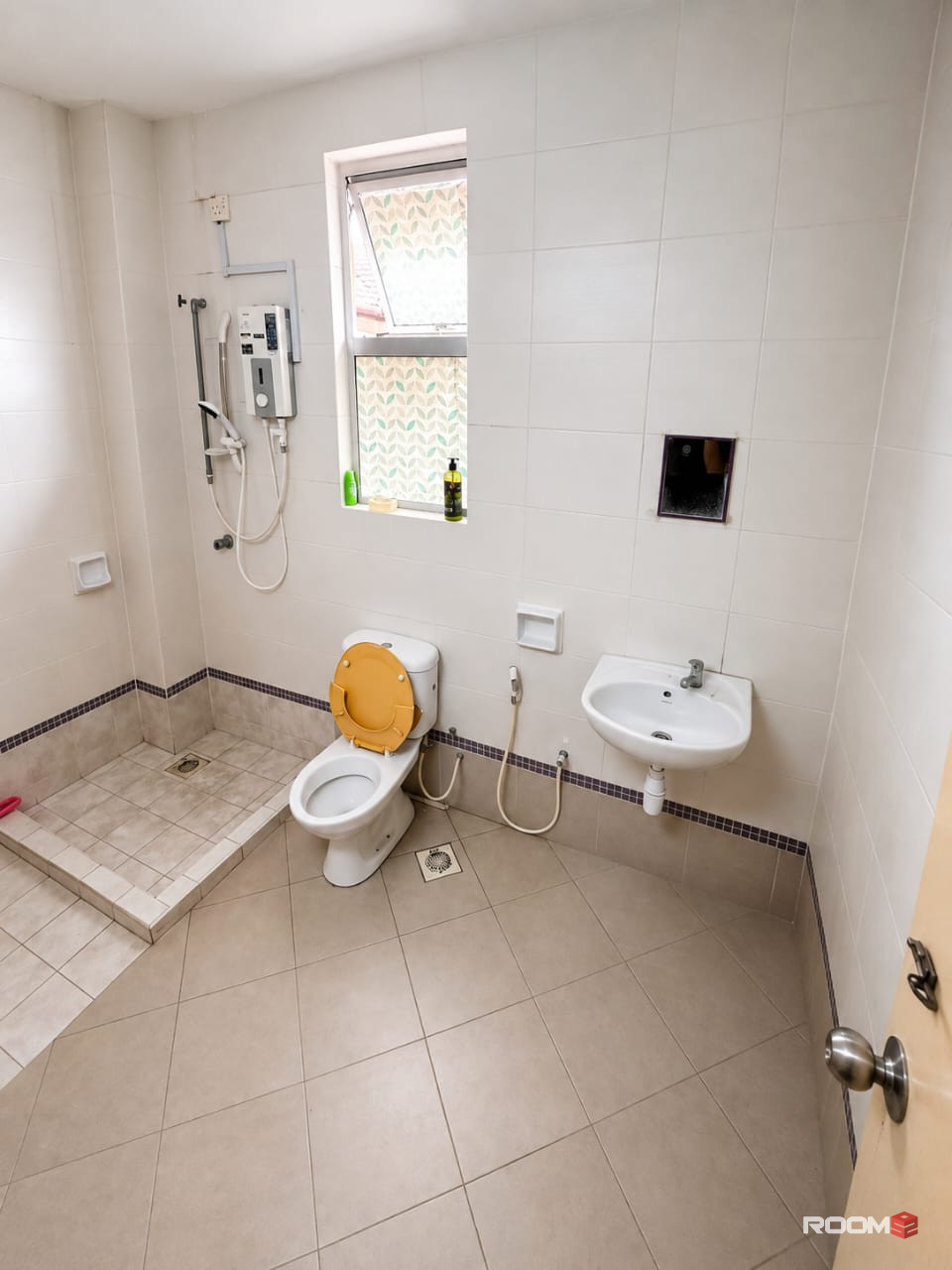 🏠 Balcony Room For Rent @ Kemuning Utama 🌟 | 🚗 Near Gamuda Walk Mall & Columbia Asia Hospital Bukit Rimau