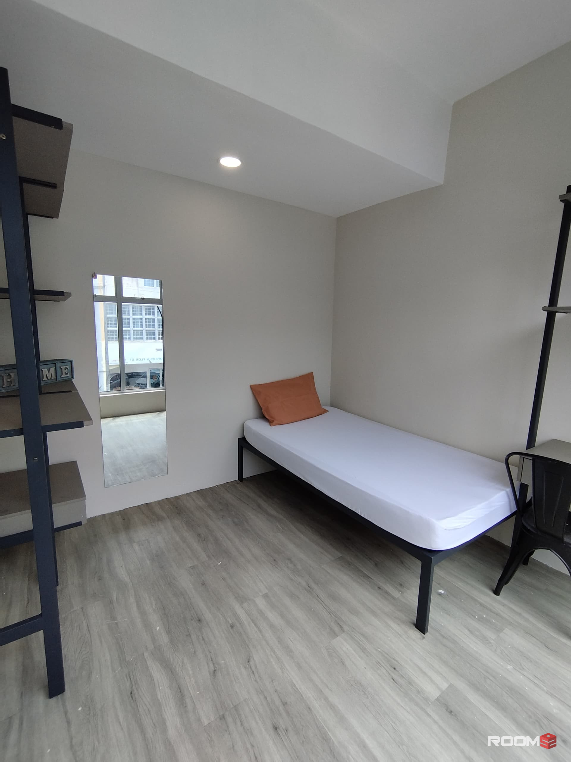 🏡 Room near LRT USJ21 with Shared Toilet! 🚇 Book now for convenience!