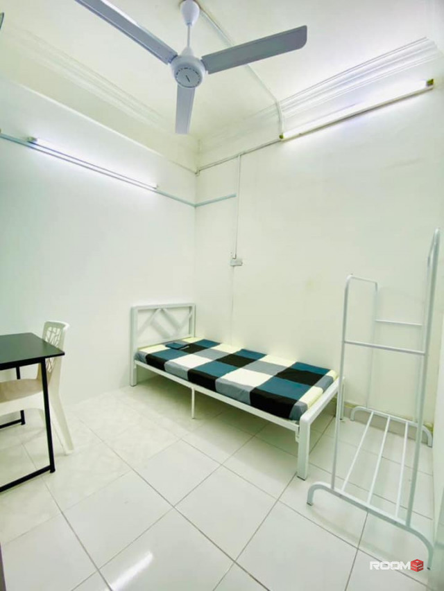 🏢🚶‍♂️💼 Room for Rent - Walking Distance to LRT Bandar Kinrara BK5! 🚶‍♀️🚆