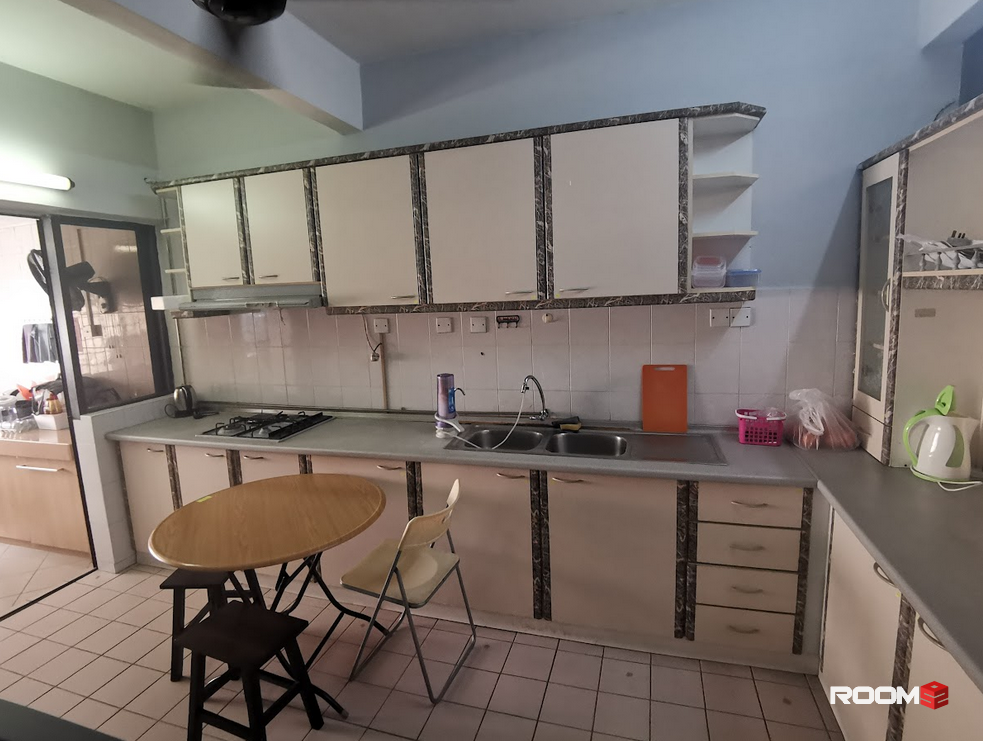 🌬️🏠 Looking for a cool and comfortable room to rent in Bandar Puchong Jaya? We have the perfect option for you! 🛌💨💻
