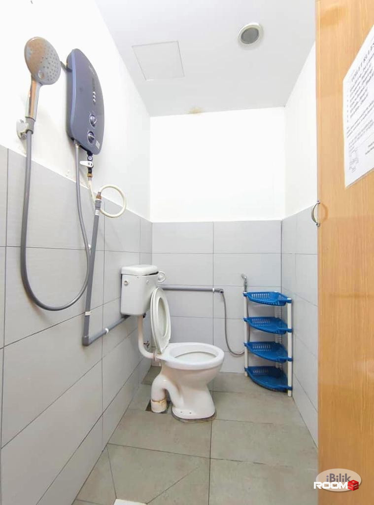 Middle Room Rent in Bandar Puchong Jaya Easy Access IOI Mall / LRT Station 🚡
