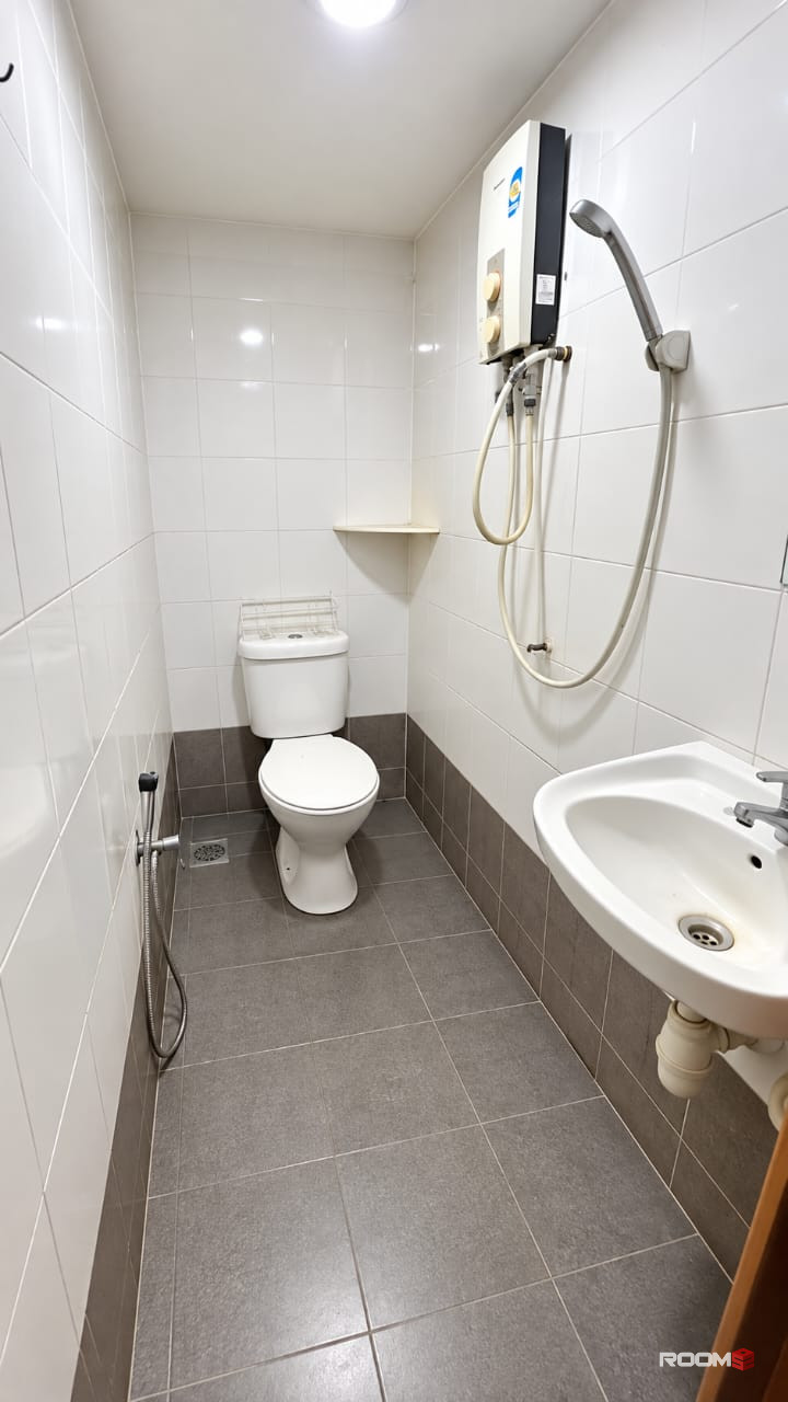 🔥 Kota Damansara Room with Private Bathroom 🚿 | 🚶‍♂️‍➡️Walking Distance to Strand Mall 🛒🛍️