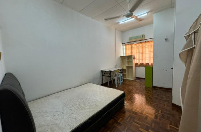 Master Room With Private Toilet PJ KOTA DAMANSARA