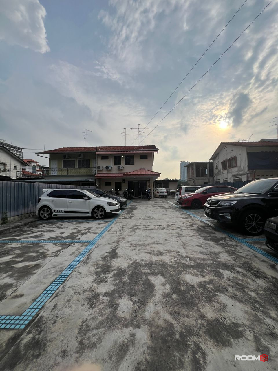 📌Master room attached bathroom ~ ✅Free parking ✅Free Wifi ✅Zero Deposit ✅Immediately move in ✅Near to customs CIQ