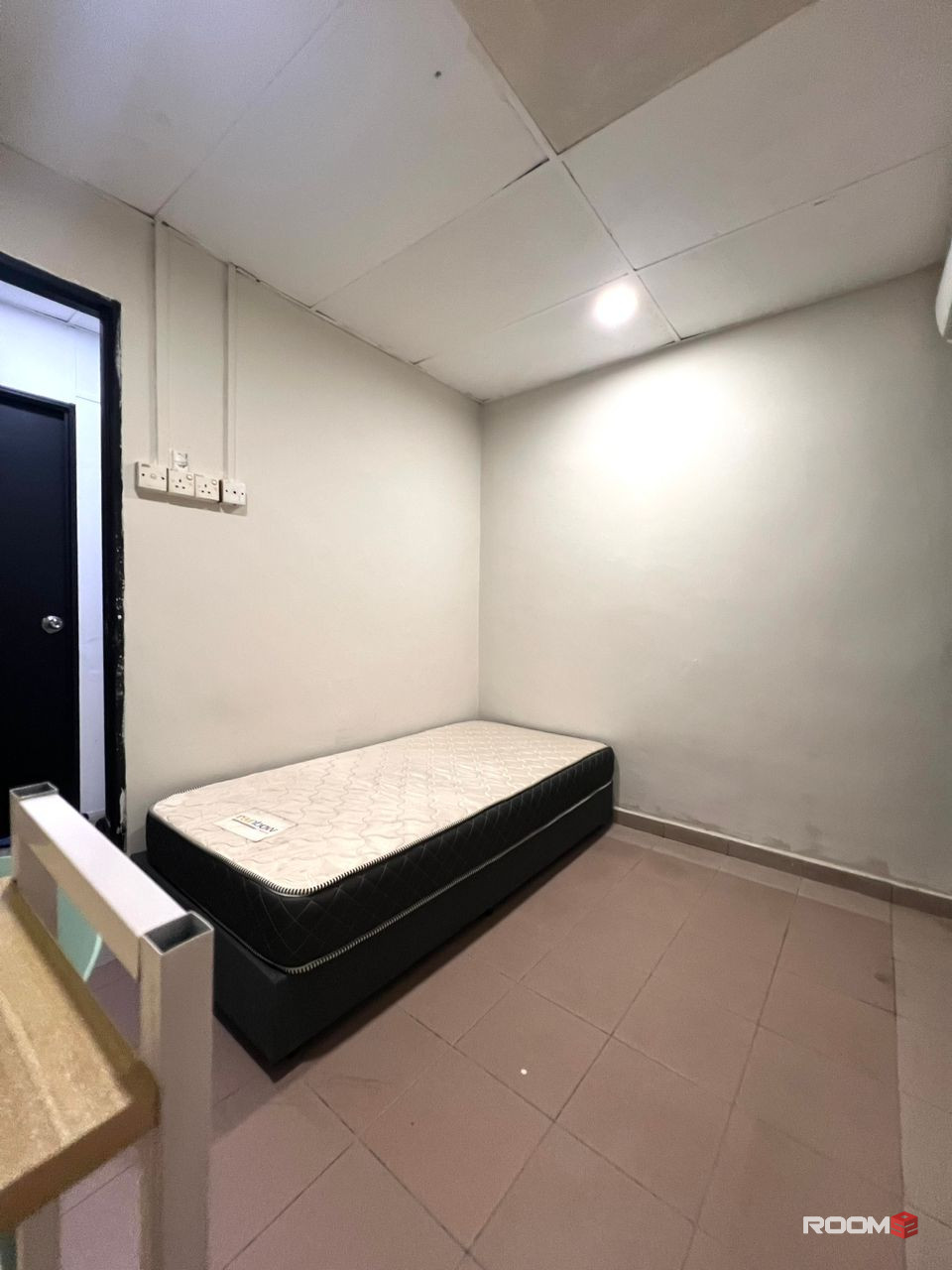 Single room for rent ~ Opposite Holiday Plaza , near to KSl Mall # Booking fees only RM300