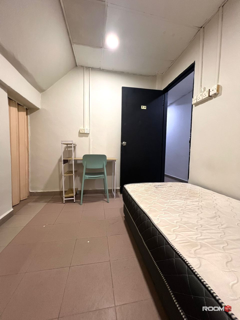 Single room for rent ~ Opposite Holiday Plaza , near to KSl Mall # Booking fees only RM300