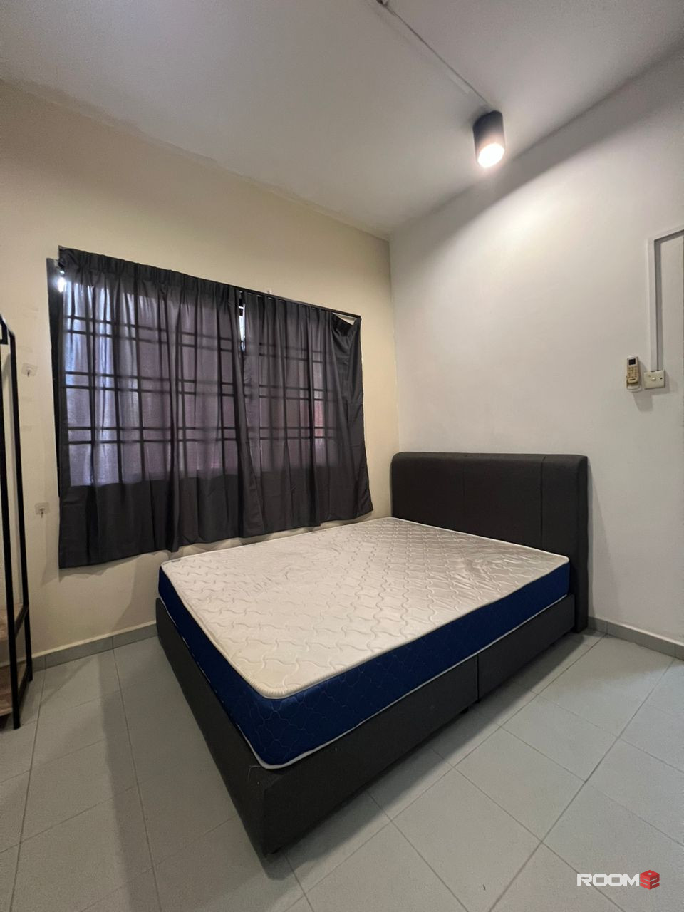 📌Master room attached bathroom ~ ✅Free parking ✅Free Wifi ✅Zero Deposit ✅Immediately move in ✅Near to customs CIQ