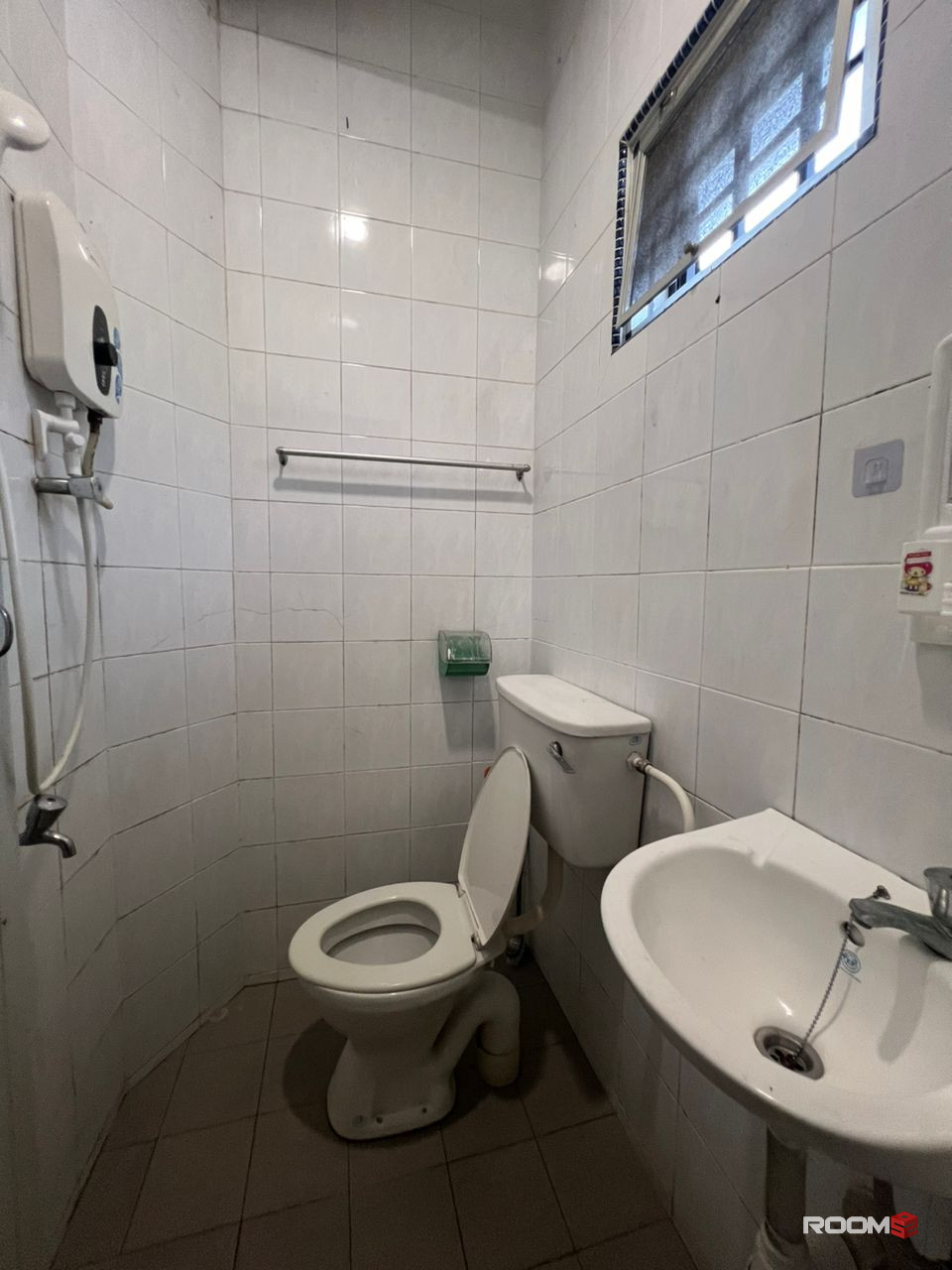📌Master room attached bathroom ~ ✅Free parking ✅Free Wifi ✅Zero Deposit ✅Immediately move in ✅Near to customs CIQ