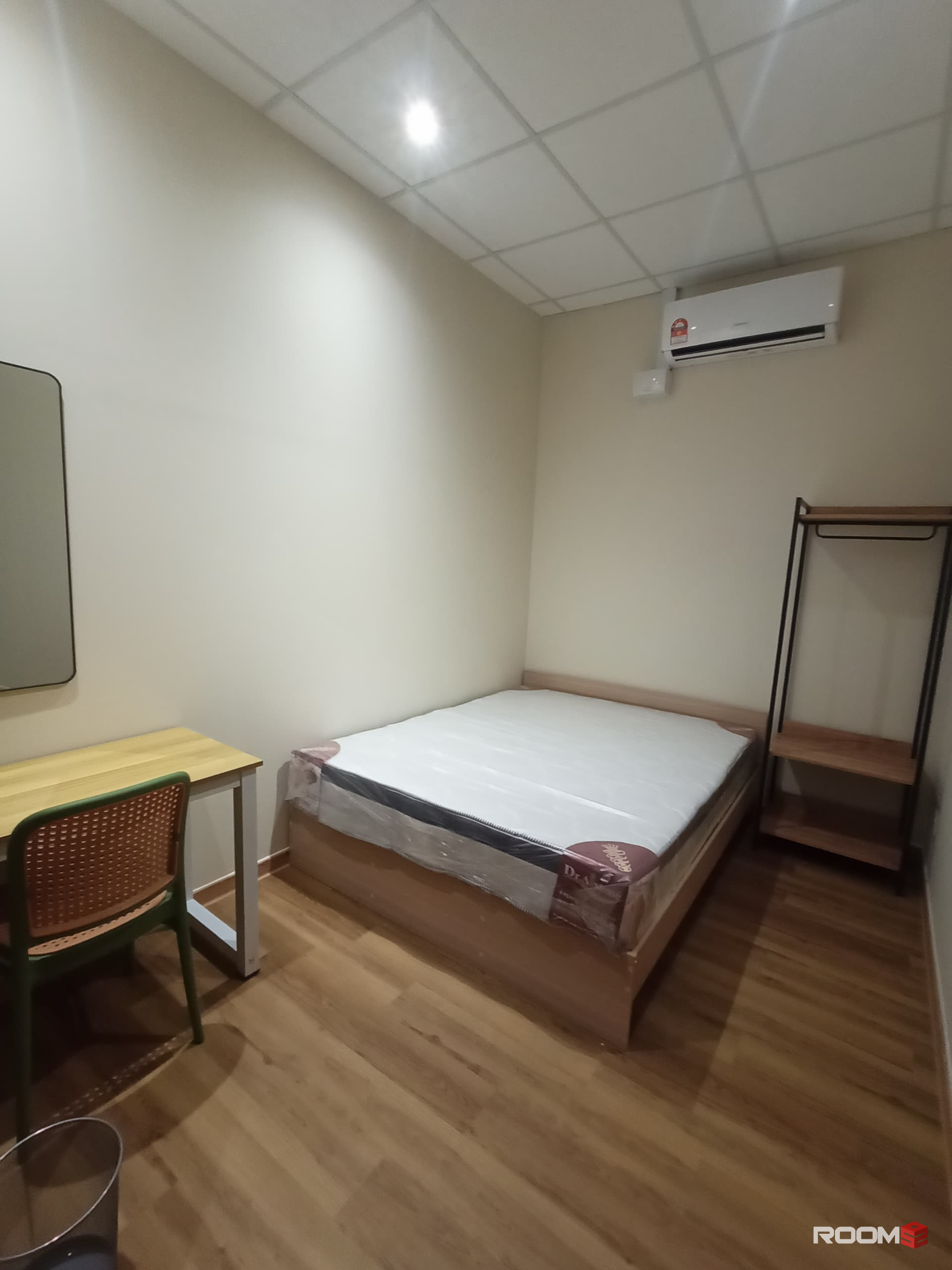 Cozy Room near Taman OUG🤩 4 min to Mrt Station🚉 9 min to Mid Valley Megamall🚘 0 deposit, Immediate move in✅