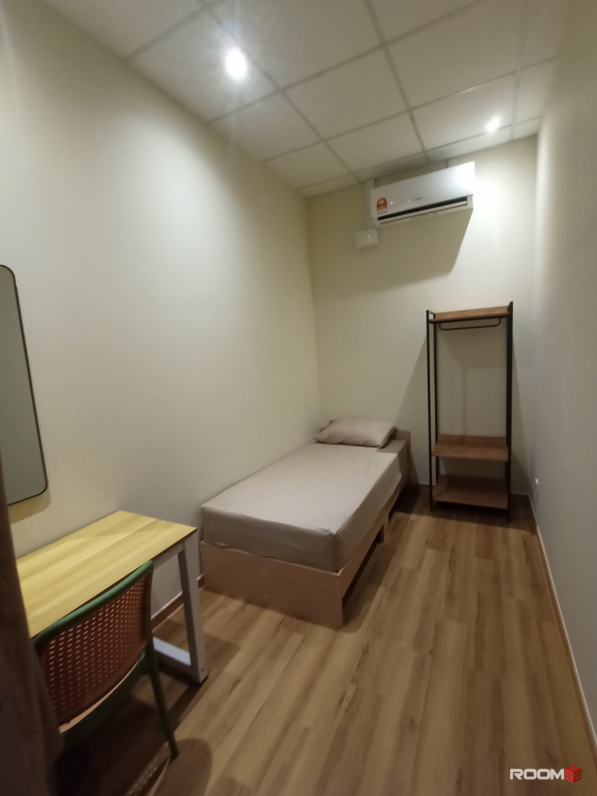 Super Convenient Room near Taman OUG✨ 4 min to Mrt Station🚉 9 min to Mid Valley Megamall🚘 0 deposit Immediate move in✅