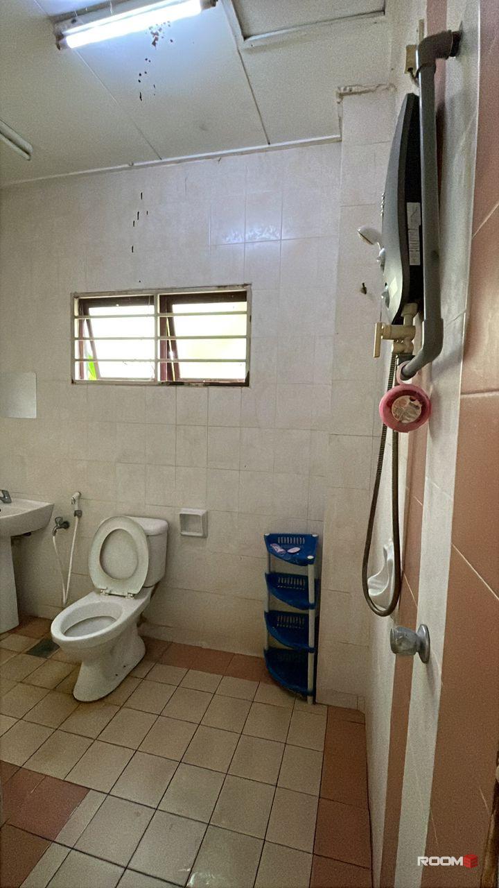 Affordable Single Room with Aircond near Aeon Shah Alam | JALAN AKUATIK