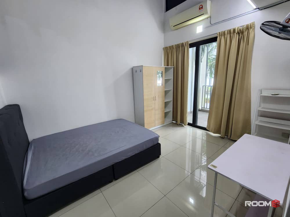 LOW DEPOSIT‼️Door Steps to I-CITY | Middle Room with Attached Bathroom