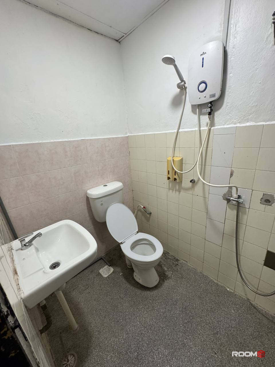 Stay Comfortably Near CIQ, KSL & Midvalley! 🚆 Cozy room with WiFi, private bathroom & zero deposit! 🔥😎